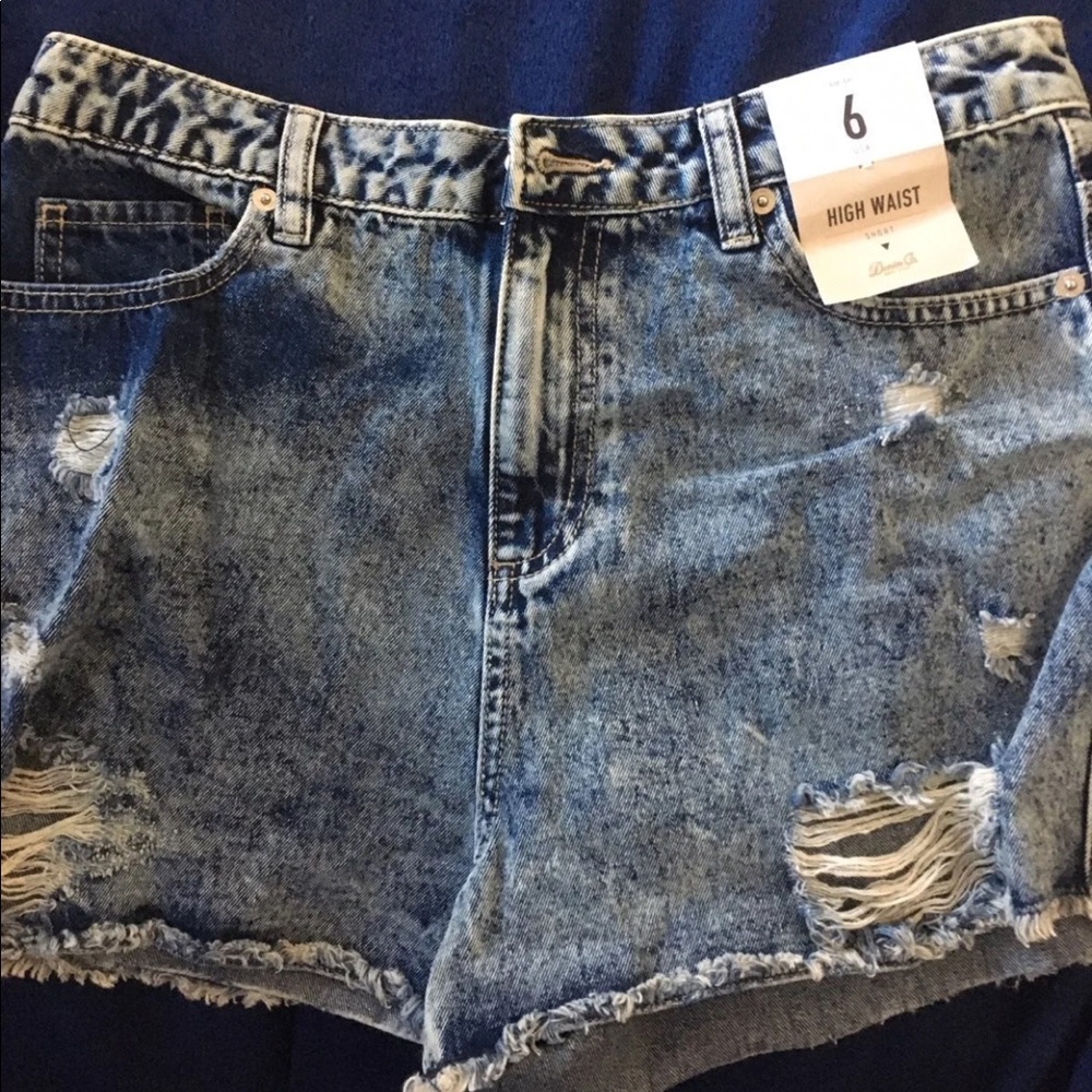 NWT Women’s Denim Jean Ripped Shorts Size 6